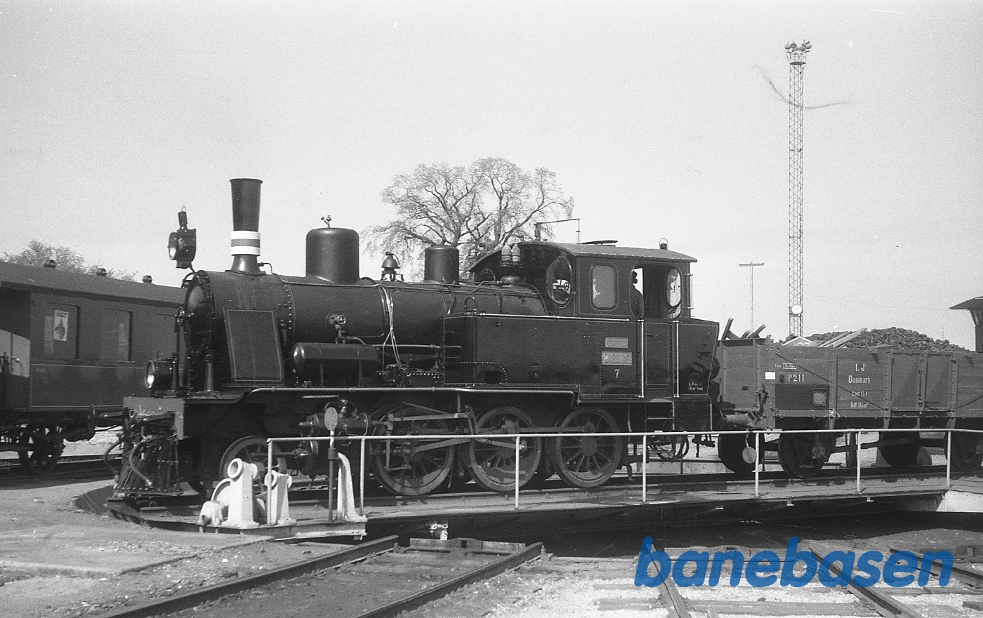 ØSJS nr. 7 + LJ P 211 på drejeskiven ØSJS nr. 7 + LJ P 211 på drejeskiven