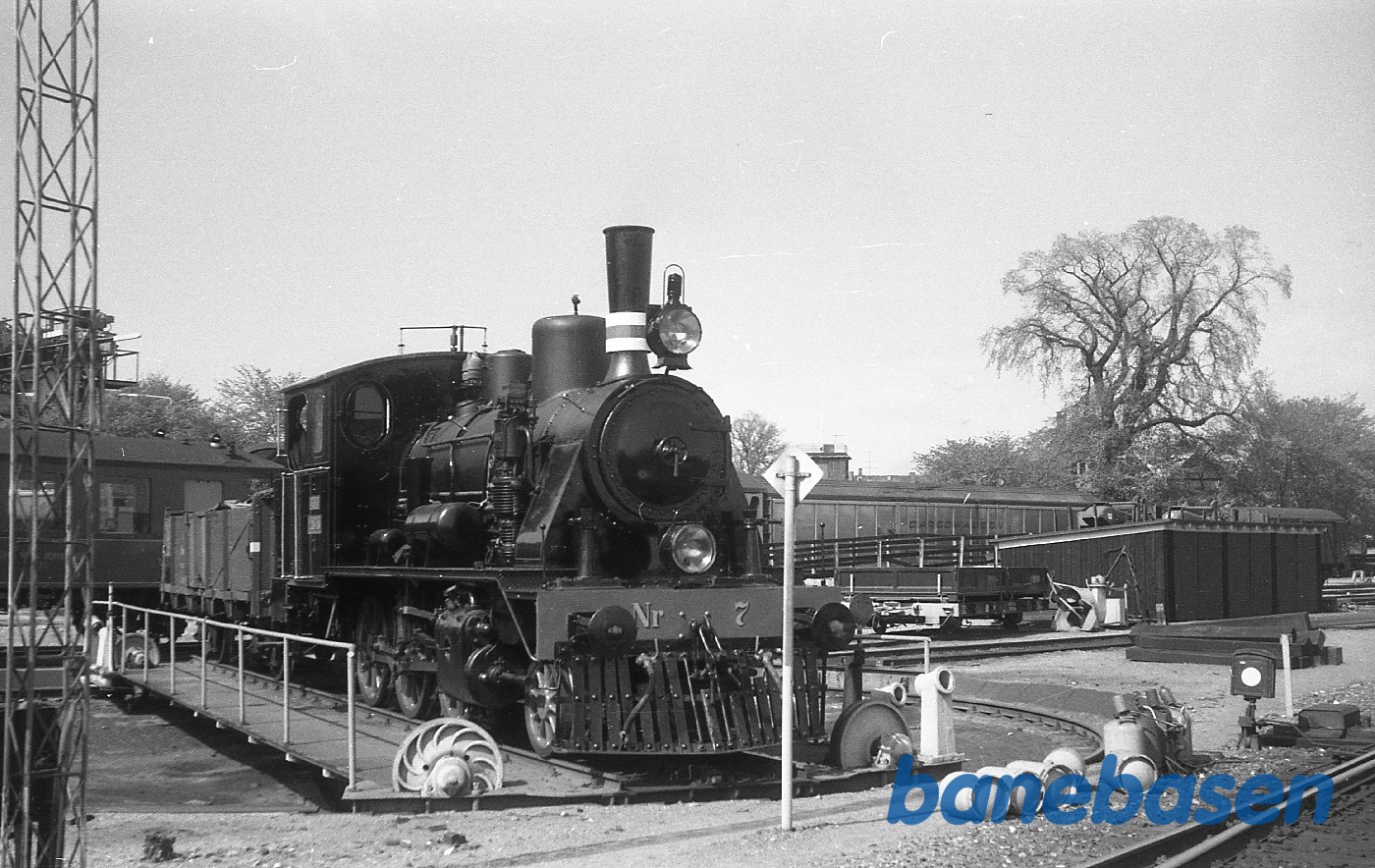 ØSJS nr. 7 + LJ P 211 på drejeskiven ØSJS nr. 7 + LJ P 211 på drejeskiven