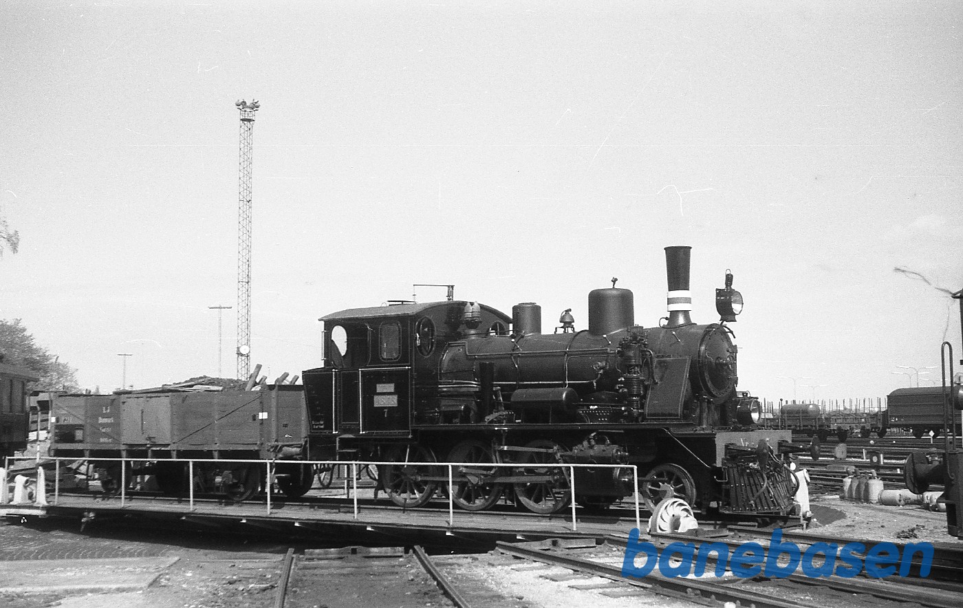 ØSJS nr. 7 + LJ P 211 på drejeskiven ØSJS nr. 7 + LJ P 211 på drejeskiven