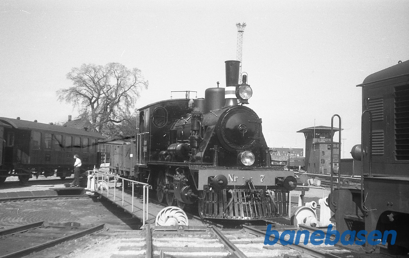 ØSJS nr. 7 + LJ P 211 på drejeskiven ØSJS nr. 7 + LJ P 211 på drejeskiven