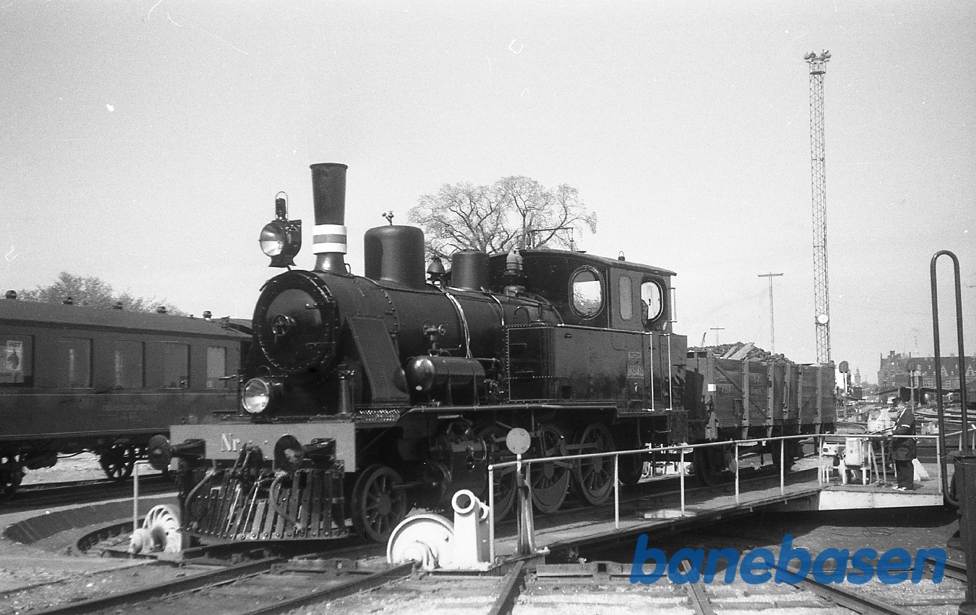 ØSJS nr. 7 + LJ P 211 på drejeskiven ØSJS nr. 7 + LJ P 211 på drejeskiven