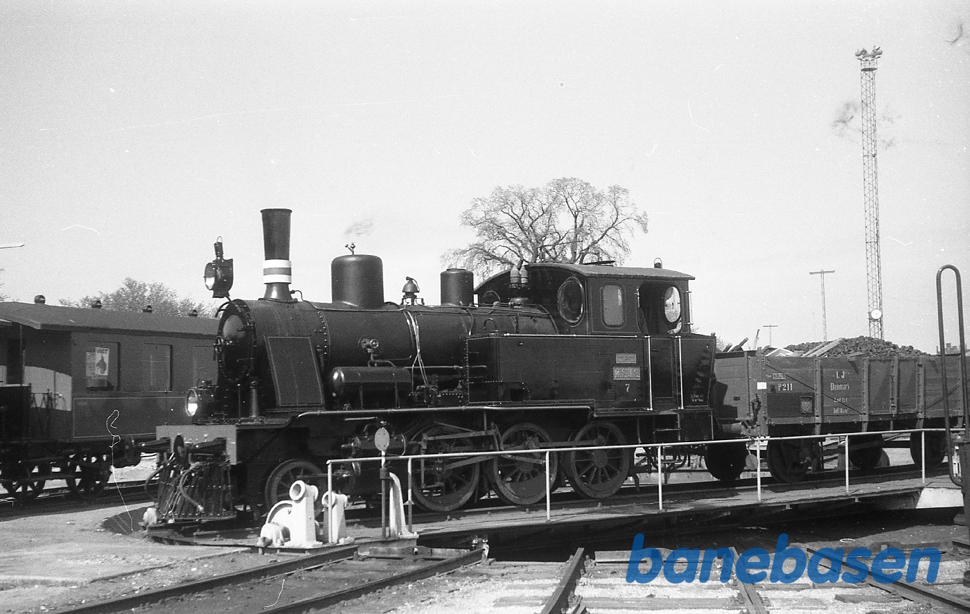 ØSJS nr. 7 + LJ P 211 på drejeskiven ØSJS nr. 7 + LJ P 211 på drejeskiven