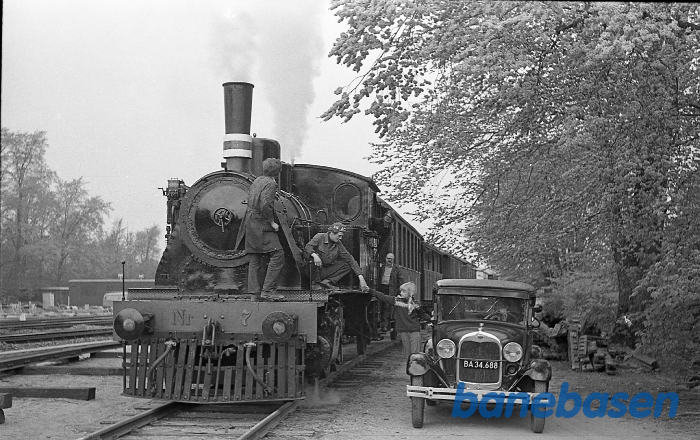 ØSJS nr. 7 under klargøring til kørsel med veterantog ØSJS nr. 7 under klargøring til kørsel med veterantog