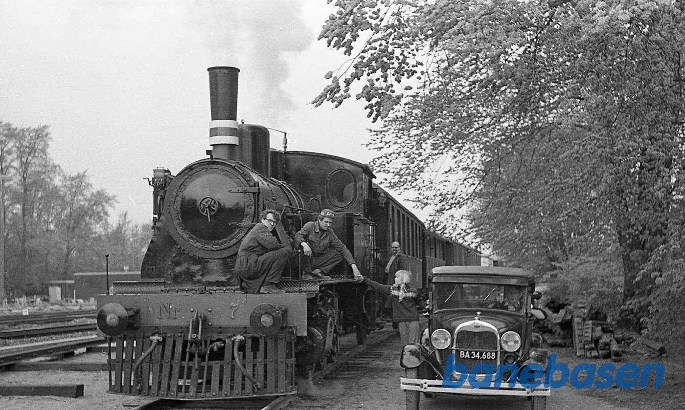 ØSJS nr. 7 under klargøring til kørsel med veterantog ØSJS nr. 7 under klargøring til kørsel med veterantog