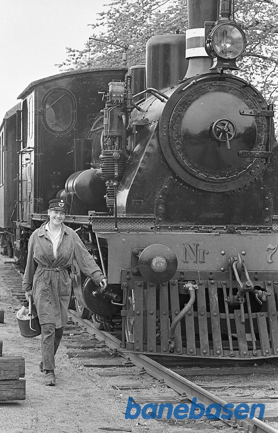 Kvindelig fyrbøder i arbejde ved ØSJS nr. 7 Kvindelig fyrbøder i arbejde ved ØSJS nr. 7