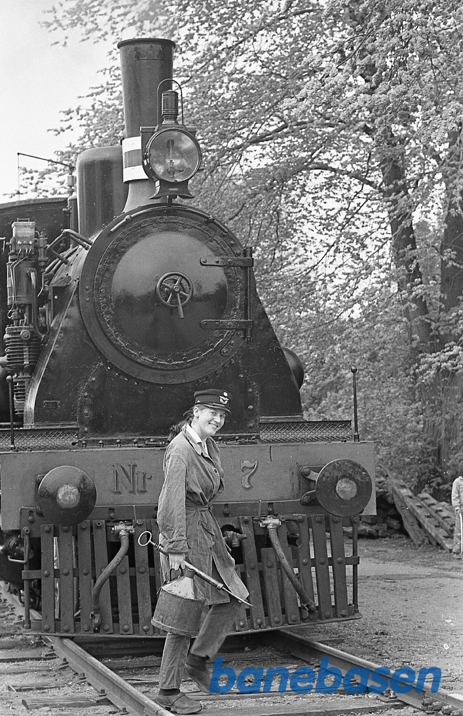 Kvindelig fyrbøder i arbejde ved ØSJS nr. 7 Kvindelig fyrbøder i arbejde ved ØSJS nr. 7