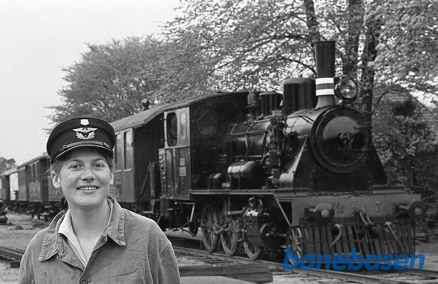 Kvindelig fyrbøder i arbejde ved ØSJS nr. 7 Kvindelig fyrbøder i arbejde ved ØSJS nr. 7