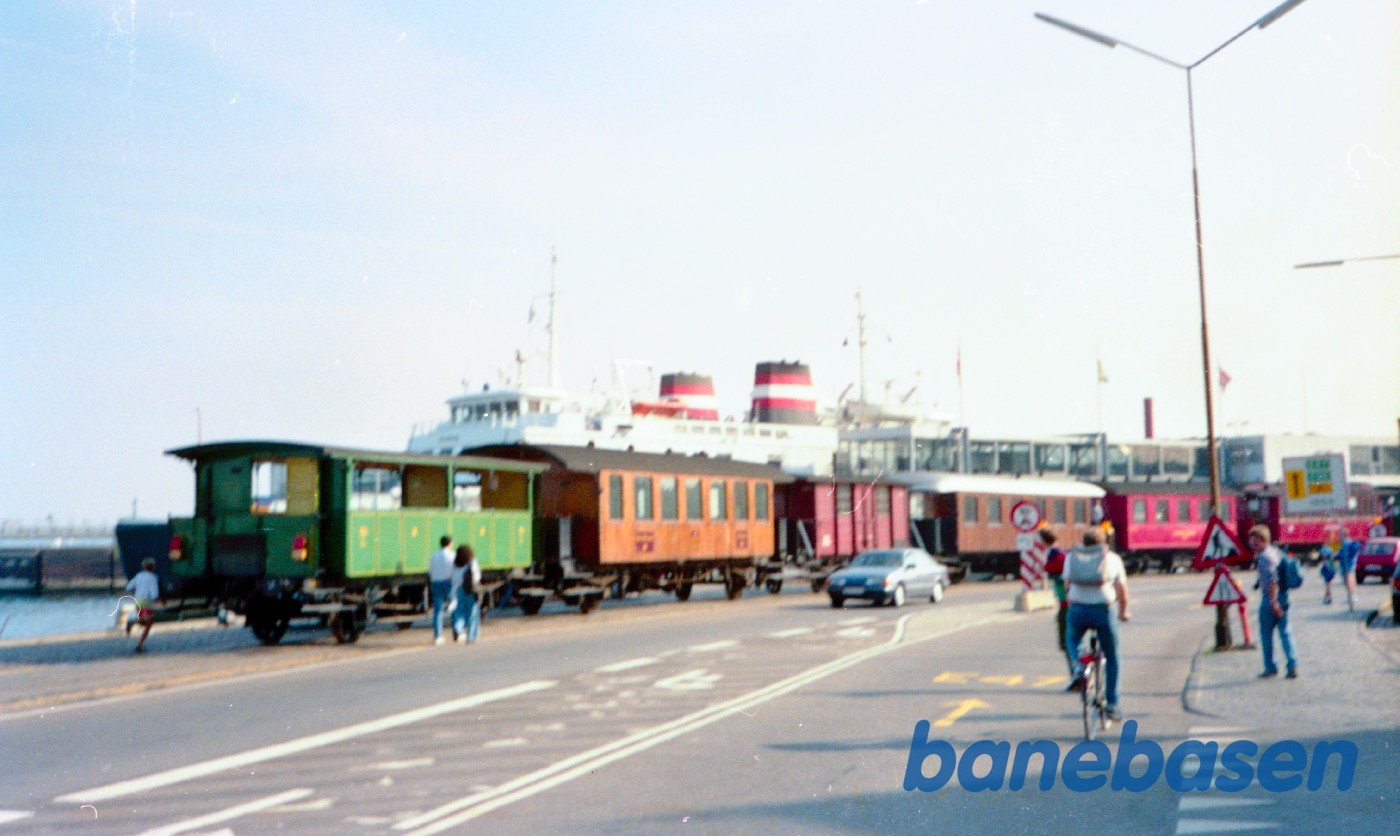 ØSJS nr. 7 med veterantog på havnen ØSJS nr. 7 med veterantog på havnen