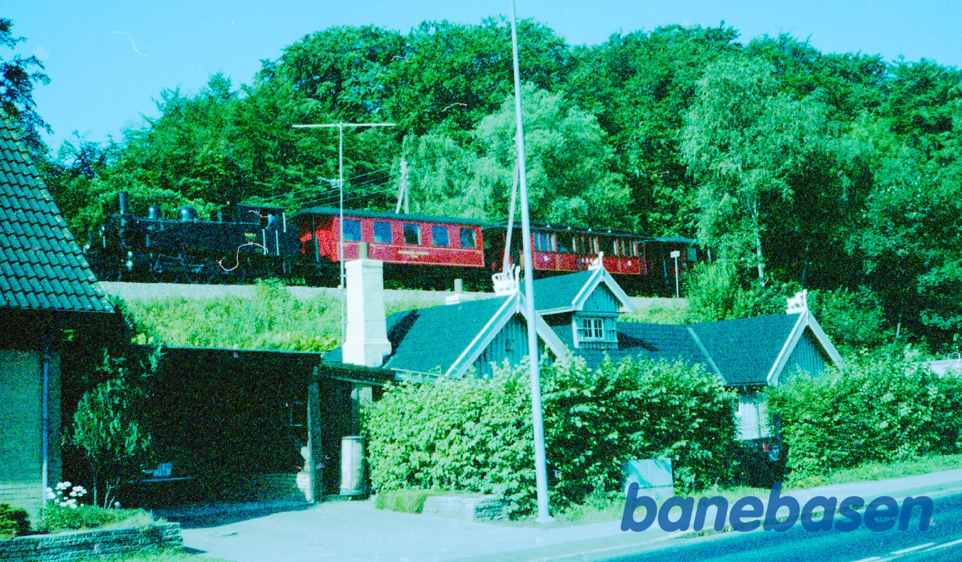 OKMJ nr. 14 med veterantog set fra Nordre Strandvej lige før Højstrups gamle trinbræt. Toget på vej mod Grønnehave OKMJ nr. 14 med veterantog set fra Nordre Strandvej lige før Højstrups gamle trinbræt. Toget på vej mod Grønnehave