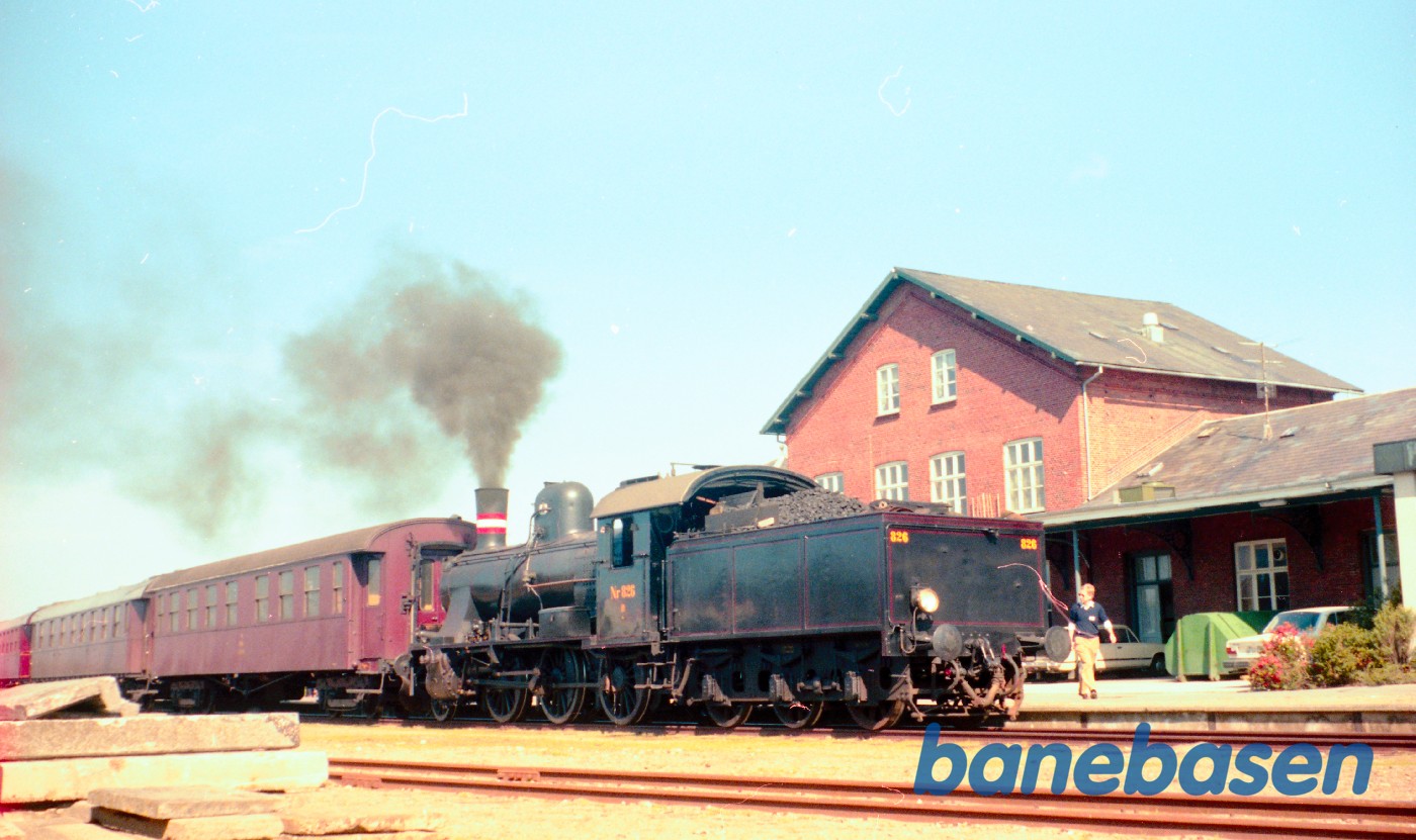 DSB D 826 med udflugtstog DSB D 826 med udflugtstog