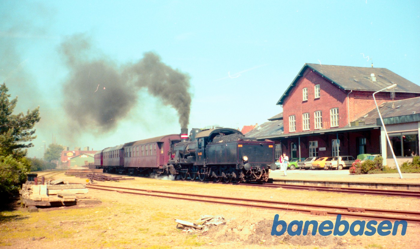 DSB D 826 med udflugtstog DSB D 826 med udflugtstog