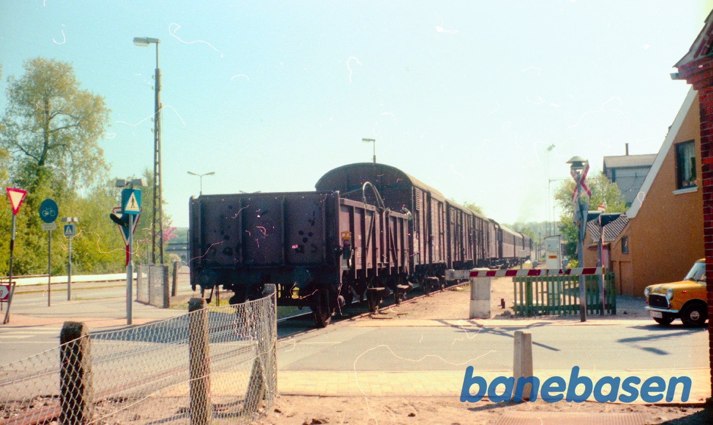 DSB D 826 med udflugtstog i overkørslen ved Østerbrogade DSB D 826 med udflugtstog i overkørslen ved Østerbrogade