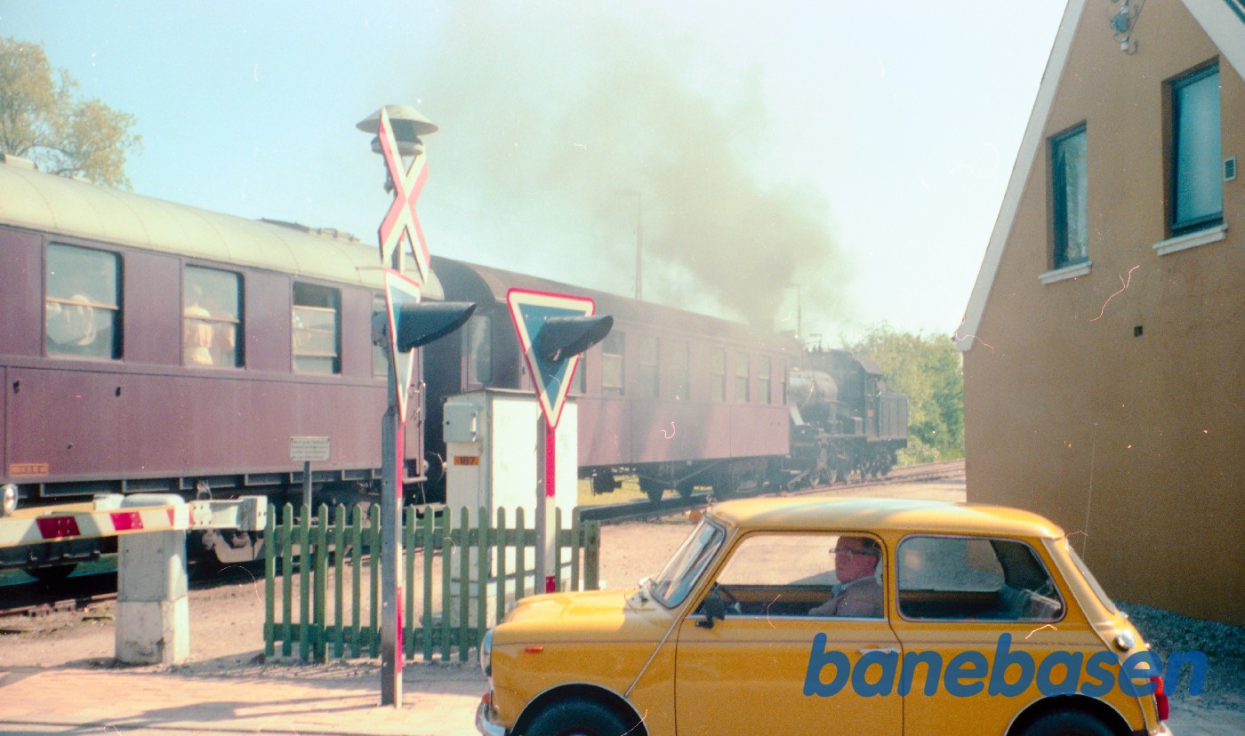 DSB D 826 med udflugtstog i overkørslen ved Østerbrogade DSB D 826 med udflugtstog i overkørslen ved Østerbrogade