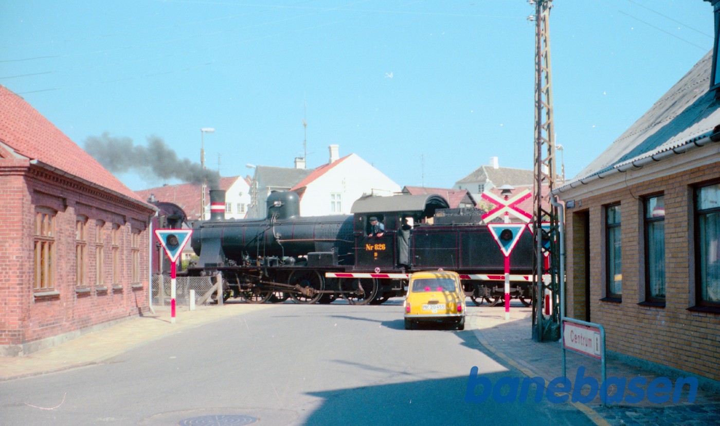 DSB D 826 med udflugtstog i overkørslen ved Østerbrogade DSB D 826 med udflugtstog i overkørslen ved Østerbrogade