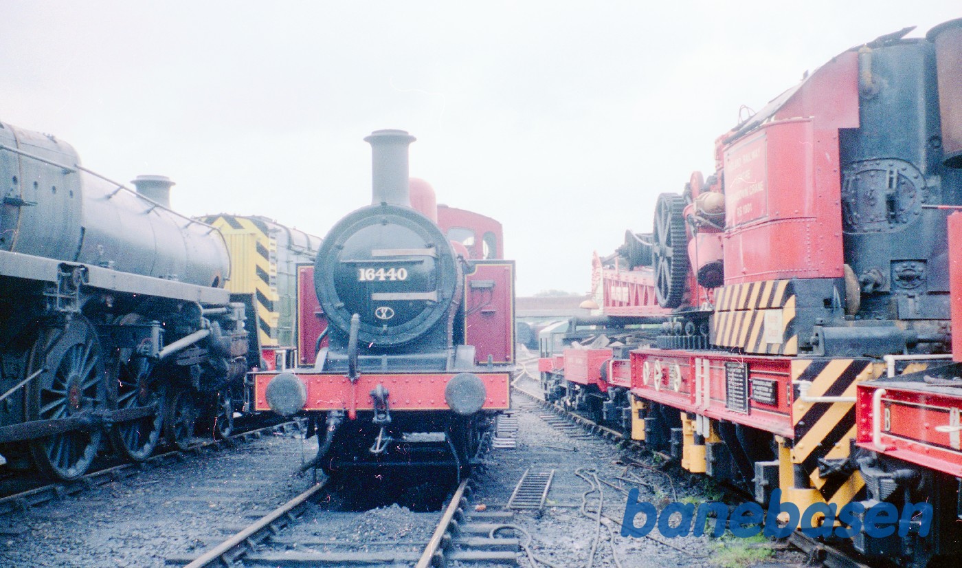 Lokomotiver og vogne bl.a. damplokomotiv LMS 16440 Lokomotiver og vogne bl.a. damplokomotiv LMS 16440