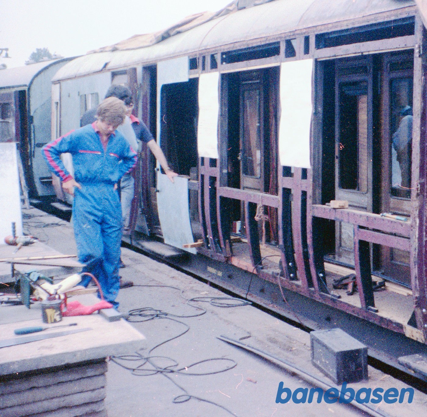 Personvogn under istandsættelse Personvogn under istandsættelse