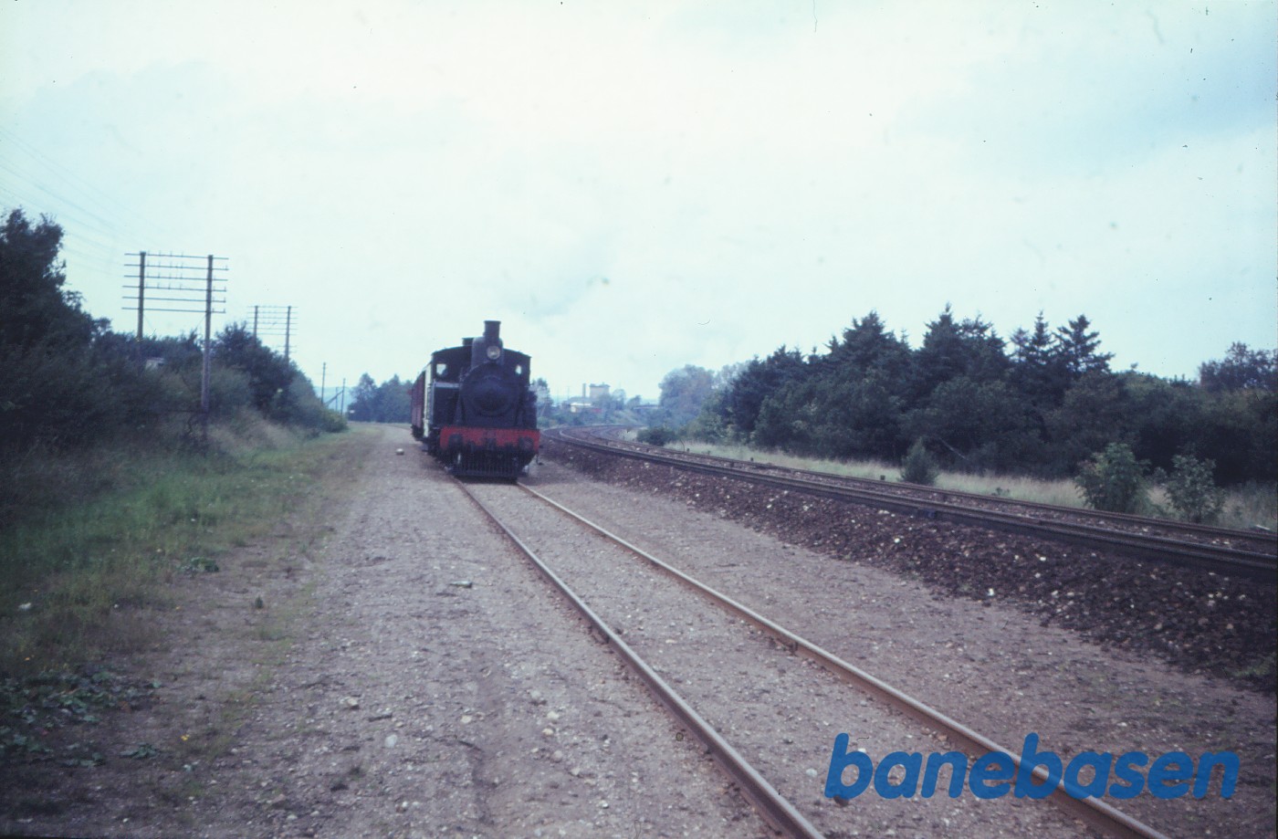 HOJ L 406 med særtog for DMJK under indkørsel HOJ L 406 med særtog for DMJK under indkørsel