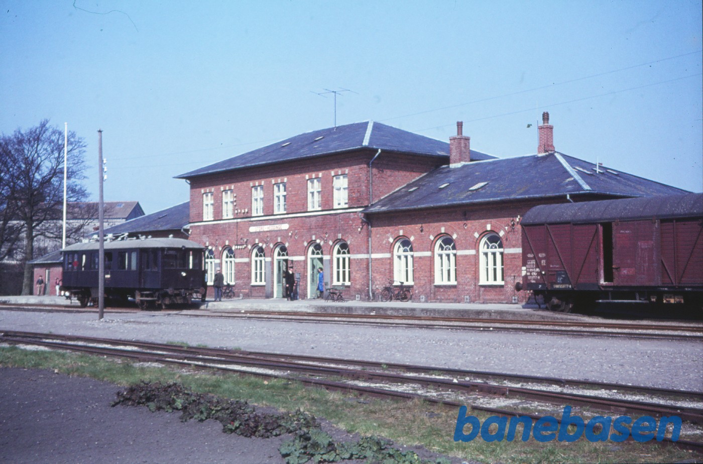 Store Heddinge station med motorvogn M 3 Store Heddinge station med motorvogn M 3