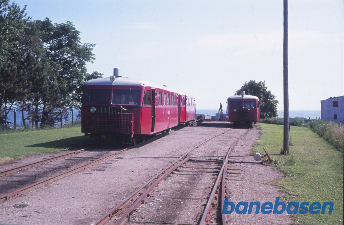 Rødvig station med skinnebusser Rødvig station med skinnebusser