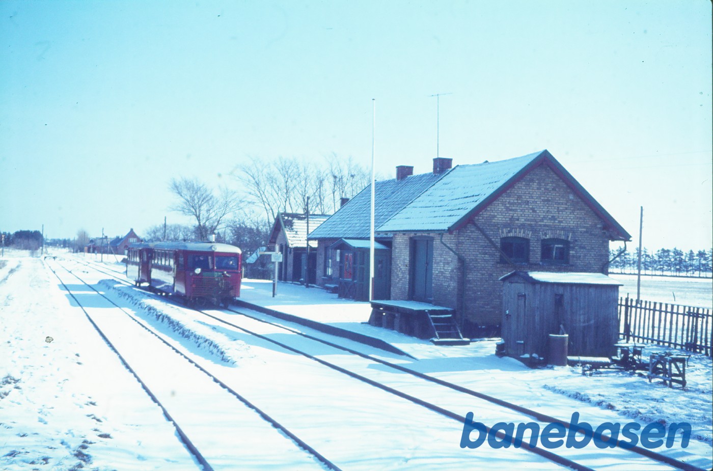 Volstrup station med skinnebustog Volstrup station med skinnebustog