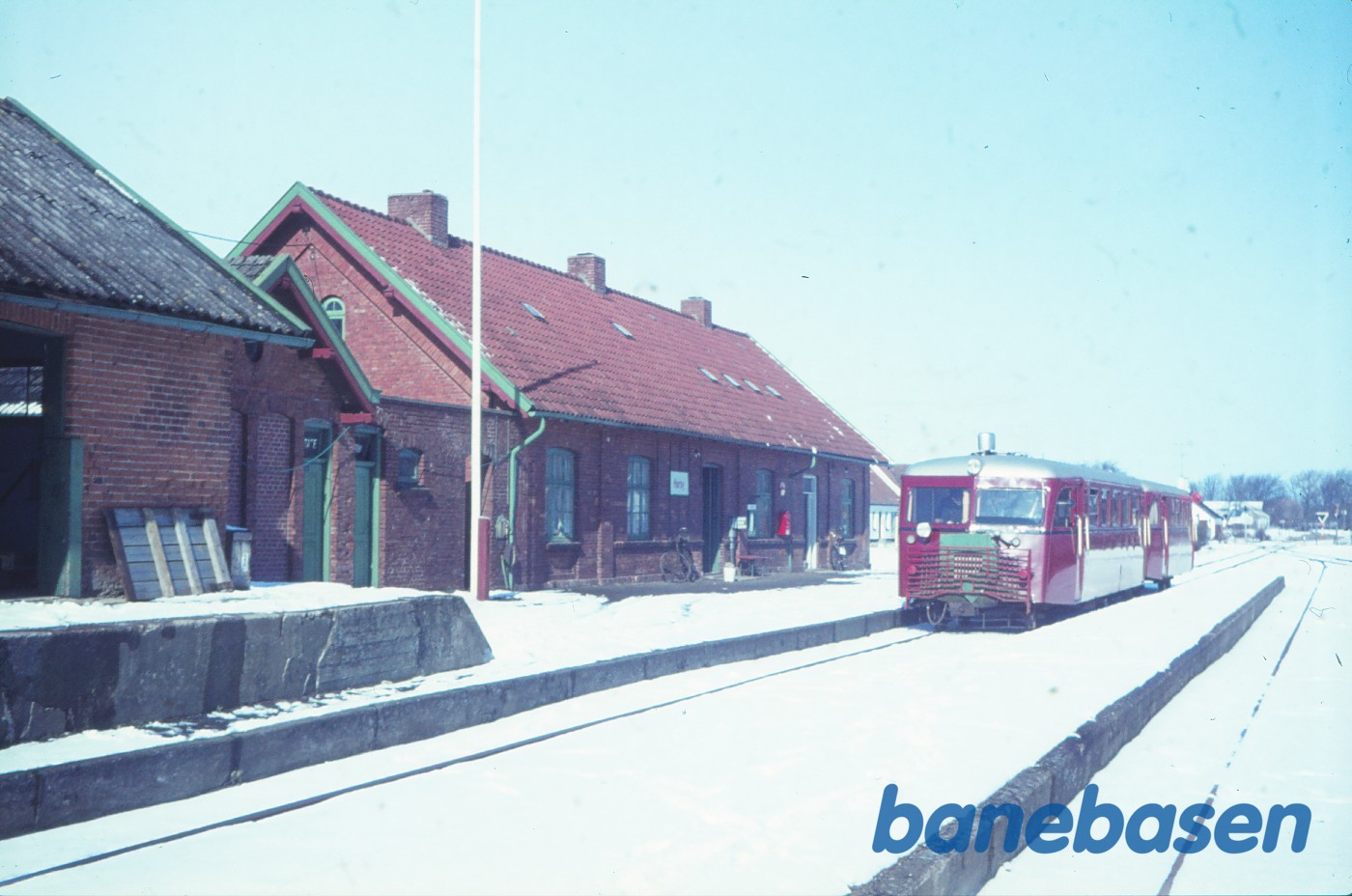 Hørby station med skinnebus-tog ved perron Hørby station med skinnebus-tog ved perron
