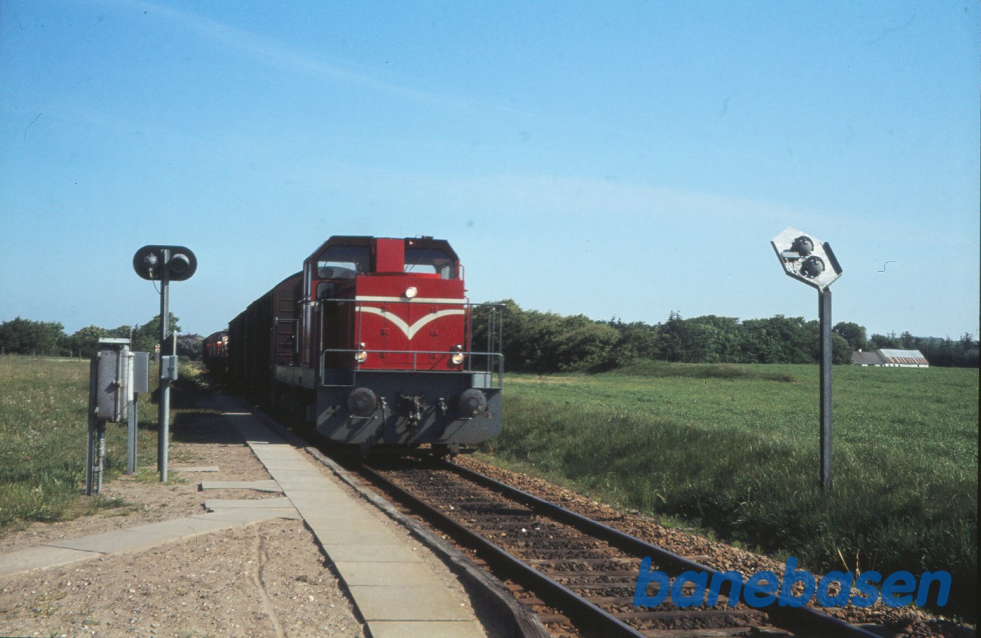 Diesellokomotiv nr. 16 med godstog Diesellokomotiv nr. 16 med godstog