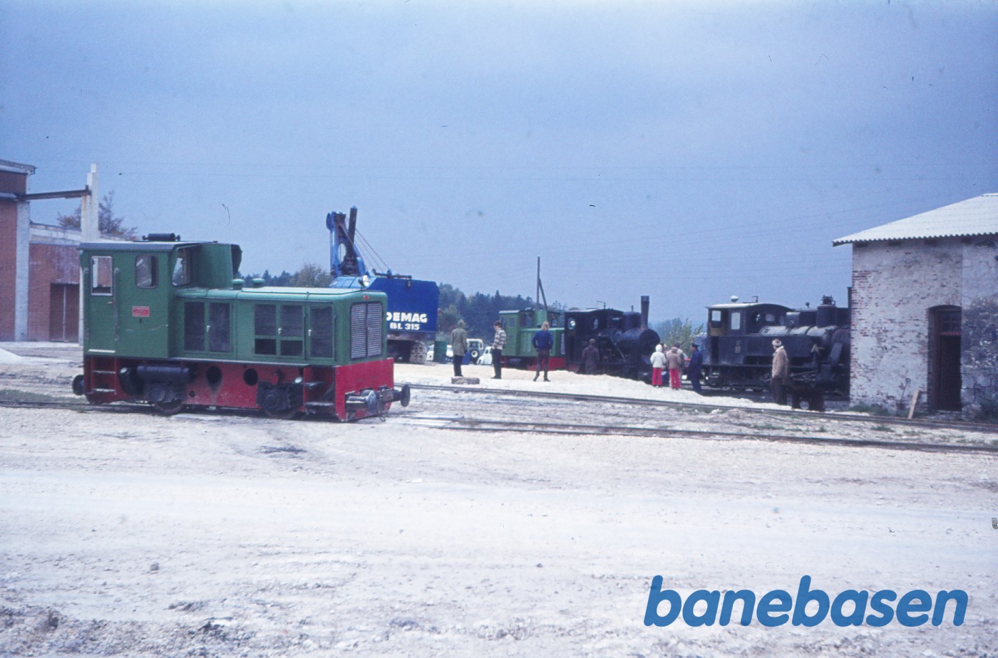 Diesellokomotiv nr. 8, i baggr. diesellok nr. 9, damplok nr. VI og nr. I Diesellokomotiv nr. 8, i baggr. diesellok nr. 9, damplok nr. VI og nr. I