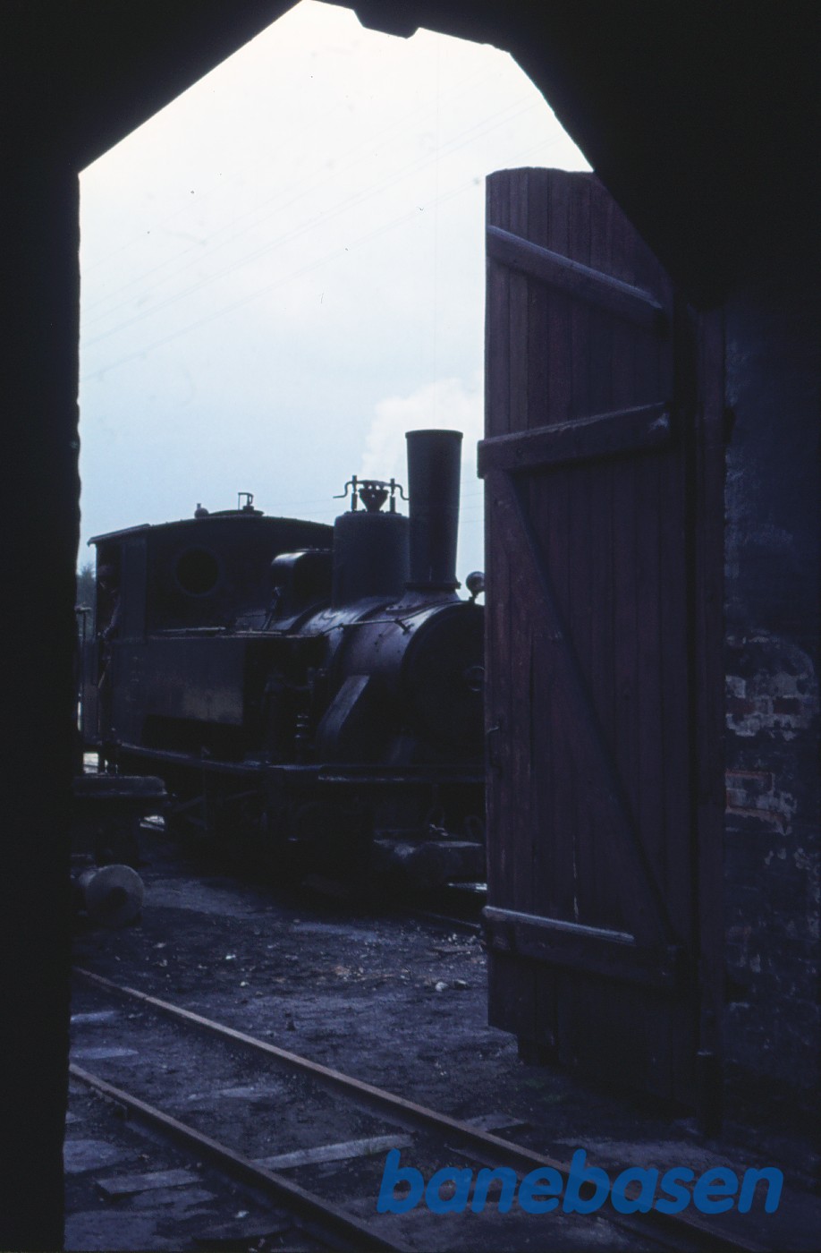 Damplokomotiv nr. IV set inde fra remisen Damplokomotiv nr. IV set inde fra remisen