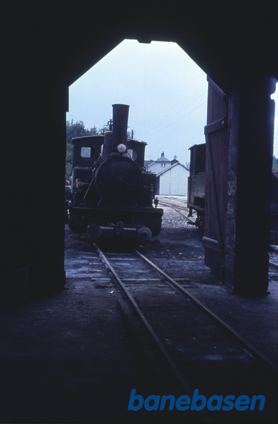 Damplokomotiv nr. I set inde fra remisen Damplokomotiv nr. I set inde fra remisen