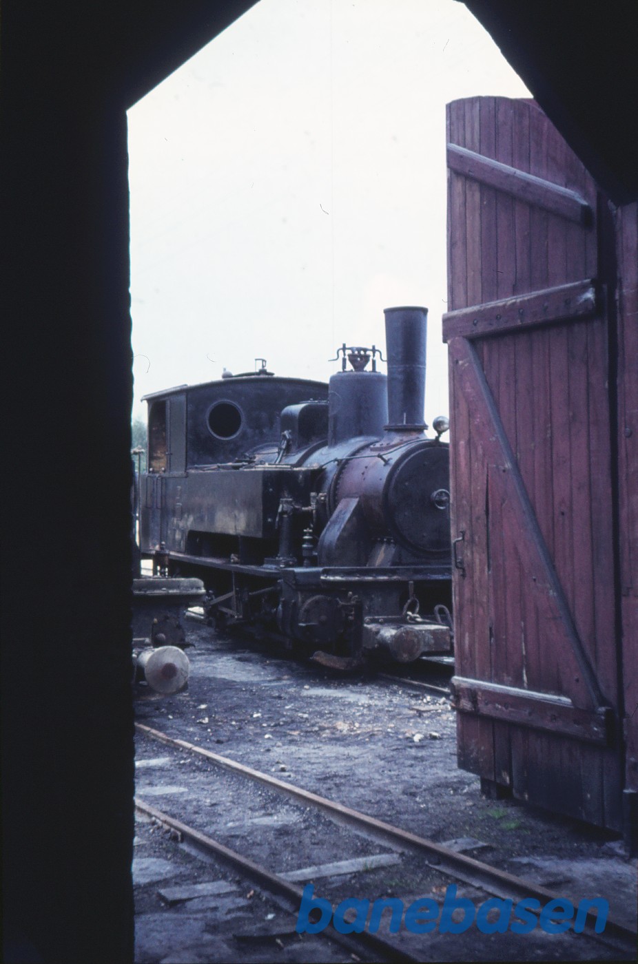 Damplokomotiv nr. IV set inde fra remisen Damplokomotiv nr. IV set inde fra remisen