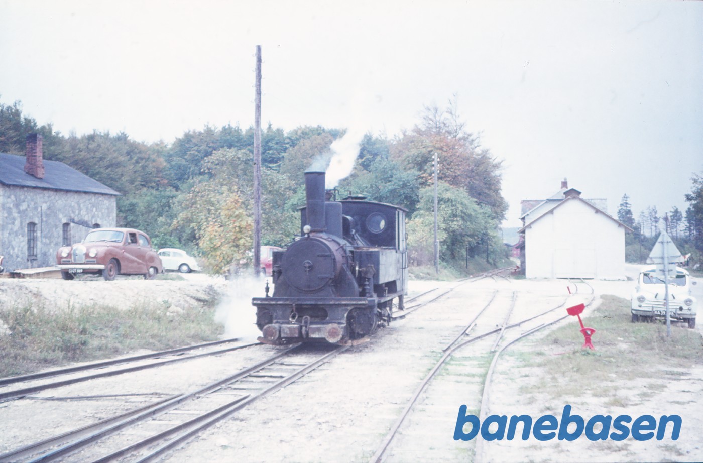 Damplokomotiv nr. IV forlader remisen Damplokomotiv nr. IV forlader remisen