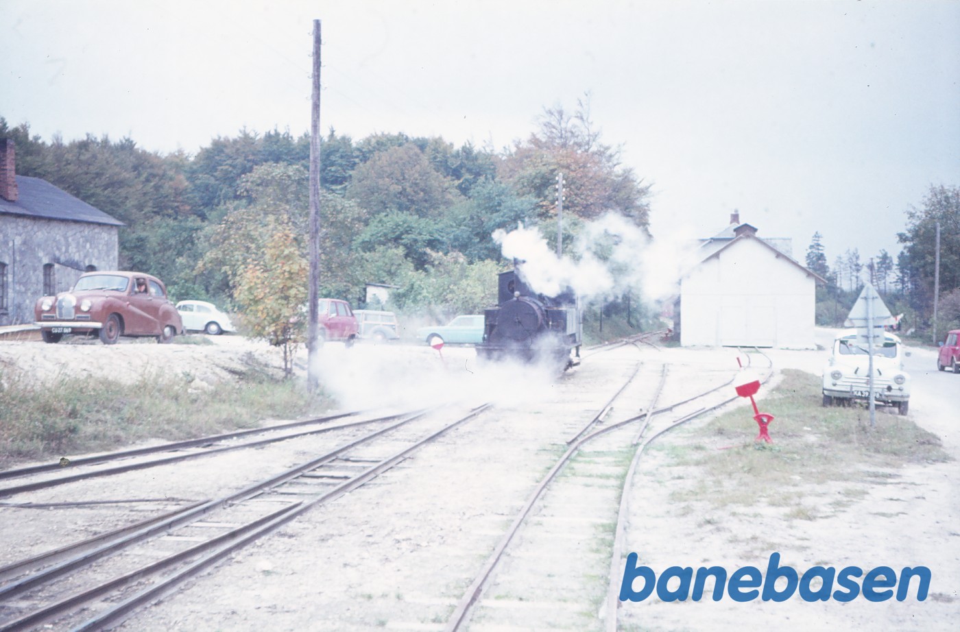 Damplokomotiv nr. IV forlader remisen Damplokomotiv nr. IV forlader remisen