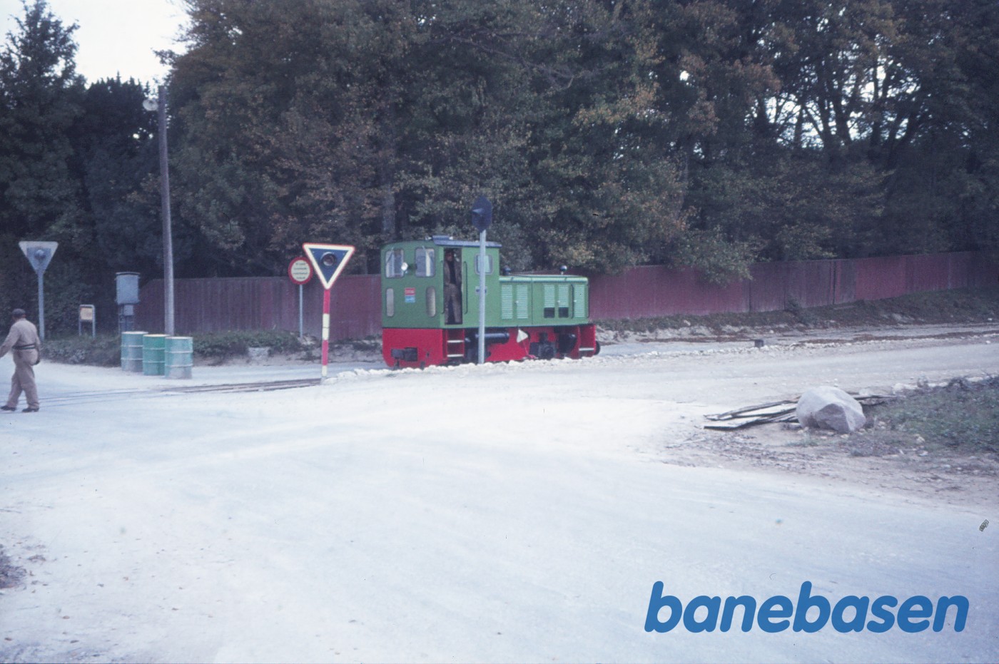 Dieselllokomotiv nr. 9 på vej ned i kalkbruddet Dieselllokomotiv nr. 9 på vej ned i kalkbruddet