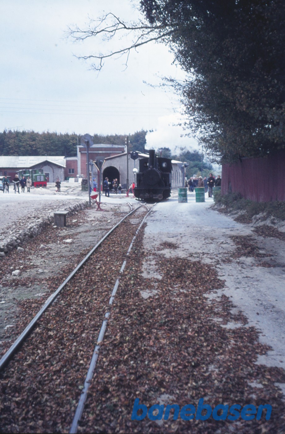 Damplokomotiv nr. IV forlader remisen Damplokomotiv nr. IV forlader remisen