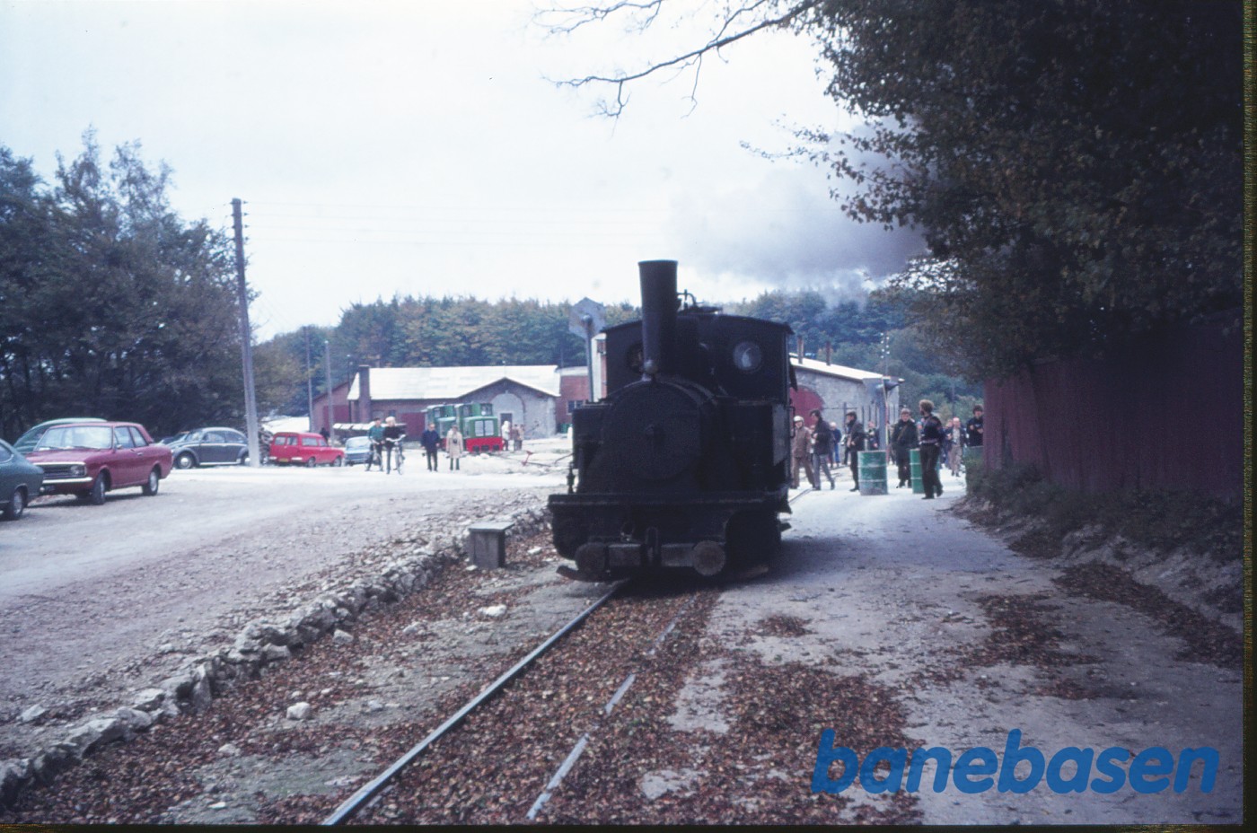 Damplokomotiv nr. IV forlader remisen Damplokomotiv nr. IV forlader remisen