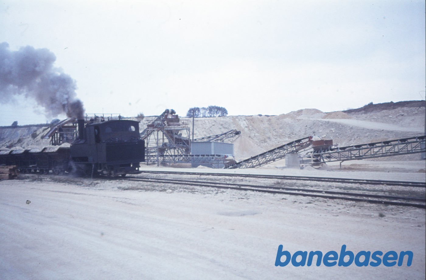 Damplokomotiv nr. IV på vej op fra kalkbruddet med vogne Damplokomotiv nr. IV på vej op fra kalkbruddet med vogne