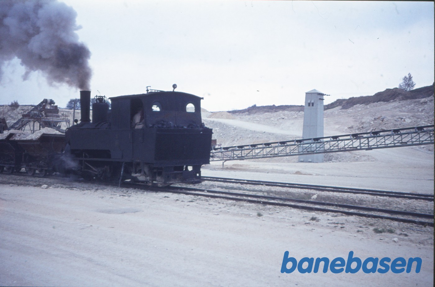 Damplokomotiv nr. IV på vej op fra kalkbruddet med vogne Damplokomotiv nr. IV på vej op fra kalkbruddet med vogne