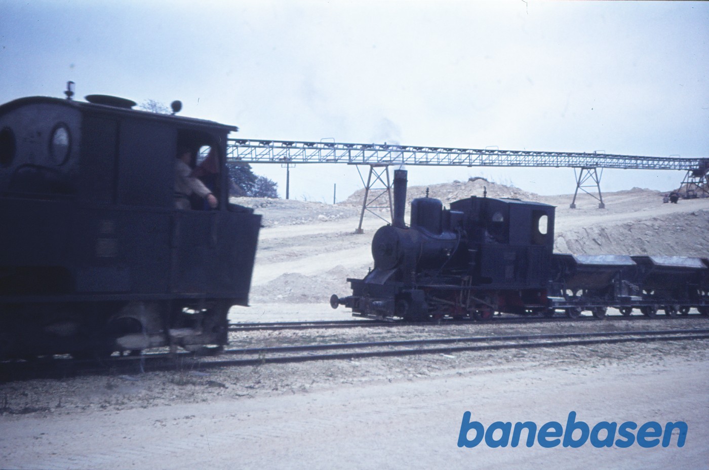 Damplokomotiv IV og VI i kalkbruddet Damplokomotiv IV og VI i kalkbruddet