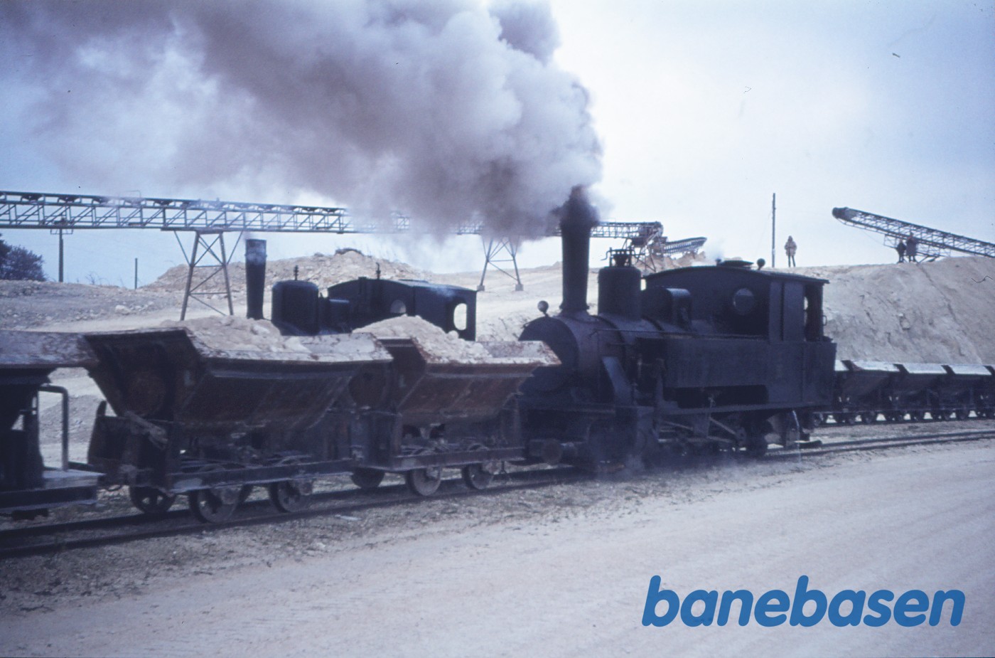 Damplokomotiv IV og VI i kalkbruddet Damplokomotiv IV og VI i kalkbruddet