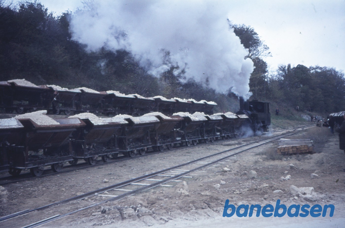 Damplokomotiv nr. IV på vej op fra kalkbruddet med vogne Damplokomotiv nr. IV på vej op fra kalkbruddet med vogne