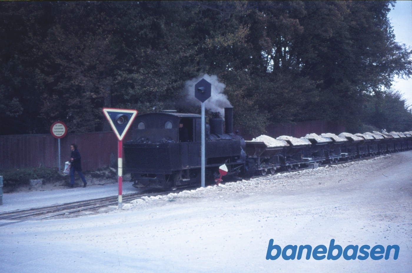 Damplokomotiv nr. IV på vej op fra kalkbruddet med vogne Damplokomotiv nr. IV på vej op fra kalkbruddet med vogne