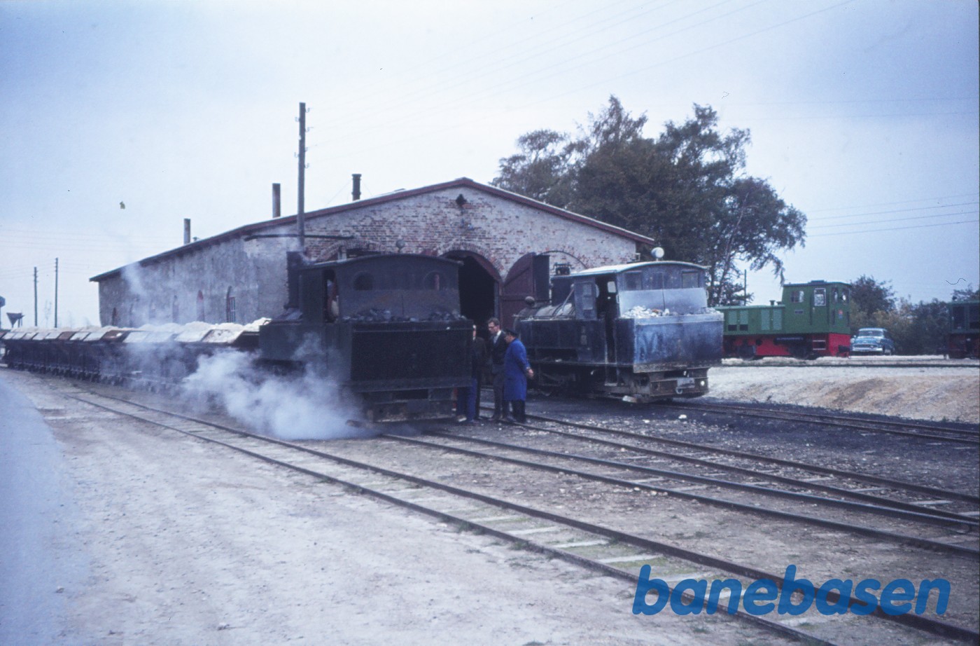Damplokomotiv nr. IV med tog ved remisen Damplokomotiv nr. IV med tog ved remisen
