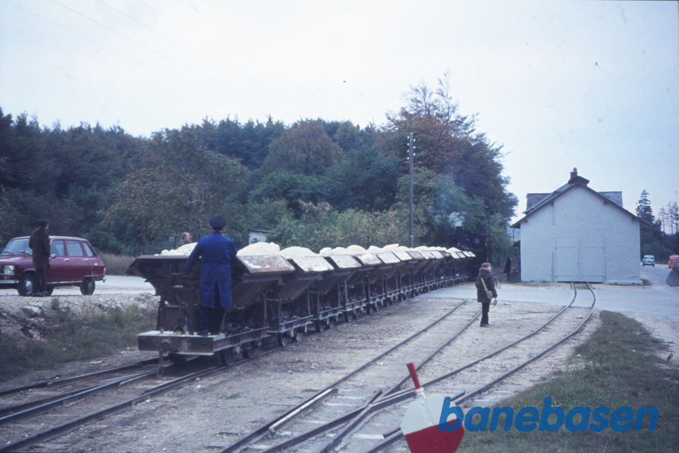 Damplokomotiv nr. IV på vej op fra kalkbruddet med vogne Damplokomotiv nr. IV på vej op fra kalkbruddet med vogne