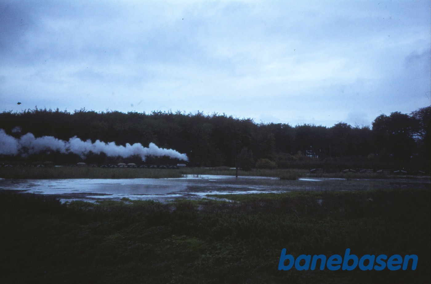 Damplokomotiv med roeaffalds-tog kører ud fra fabrikken Damplokomotiv med roeaffalds-tog kører ud fra fabrikken