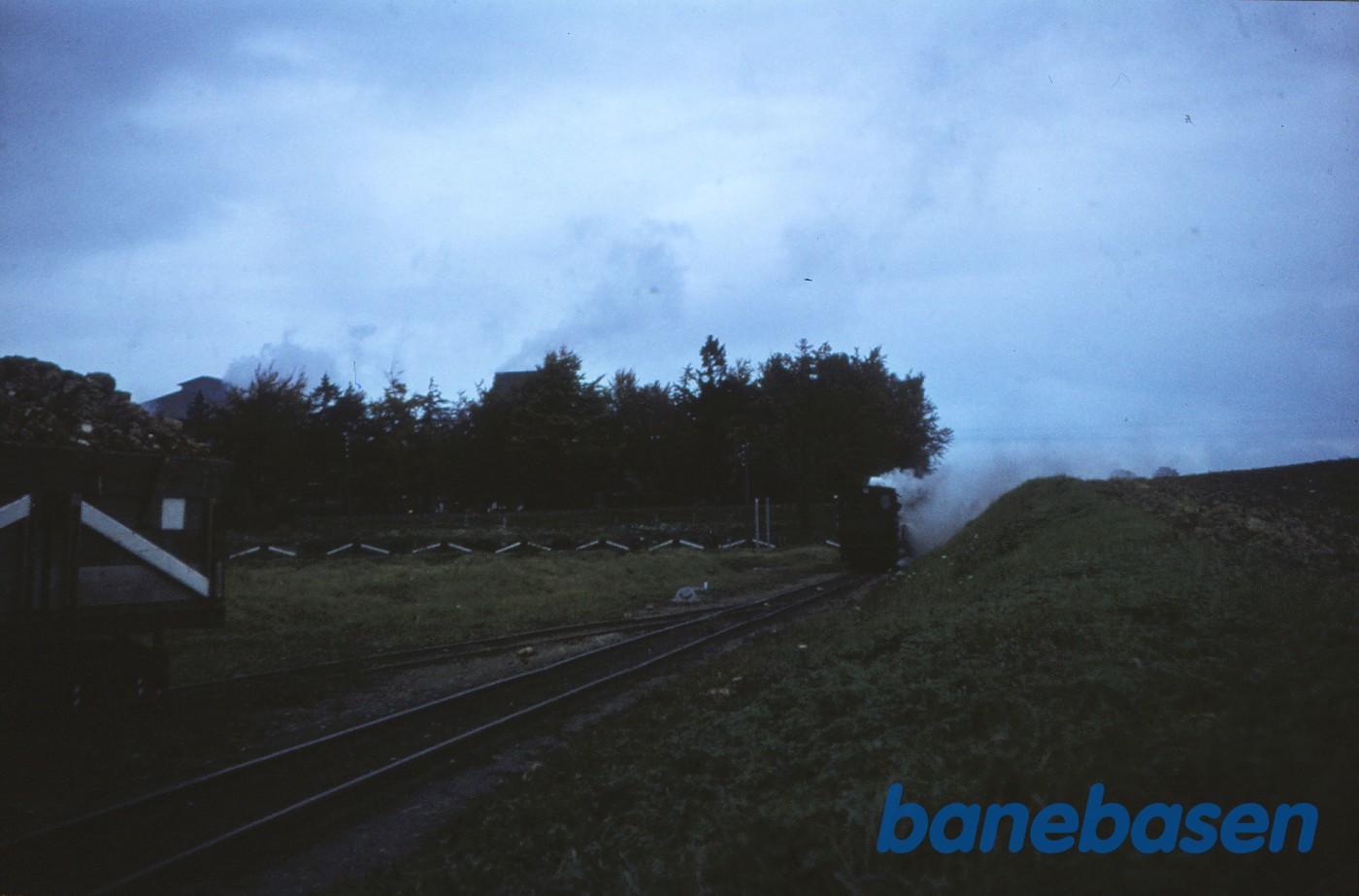 Damplokomotiv med roeaffalds-tog kører ud fra fabrikken Damplokomotiv med roeaffalds-tog kører ud fra fabrikken