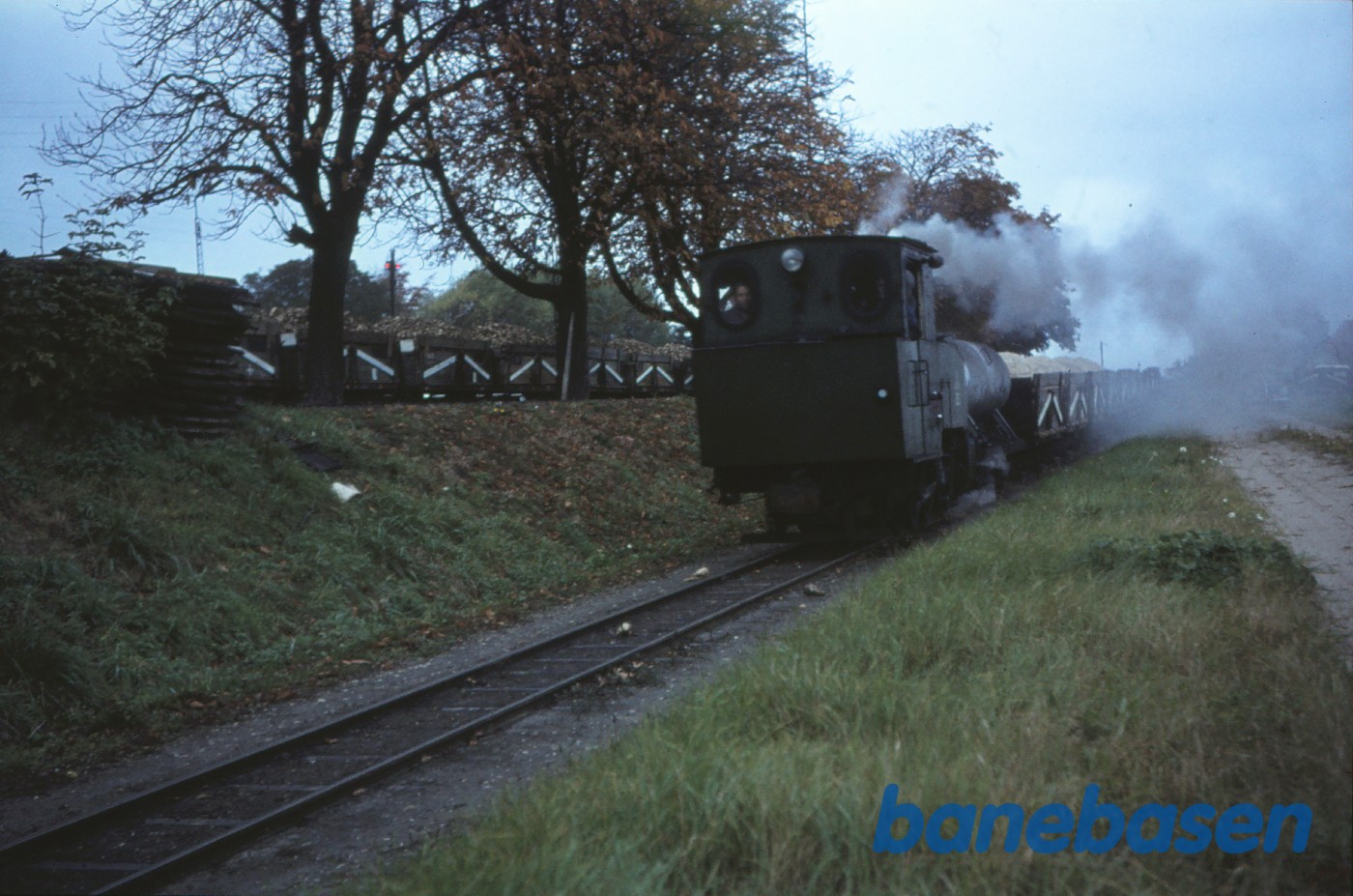 Damplokomotiv med roeaffalds-tog kører ud fra fabrikken Damplokomotiv med roeaffalds-tog kører ud fra fabrikken