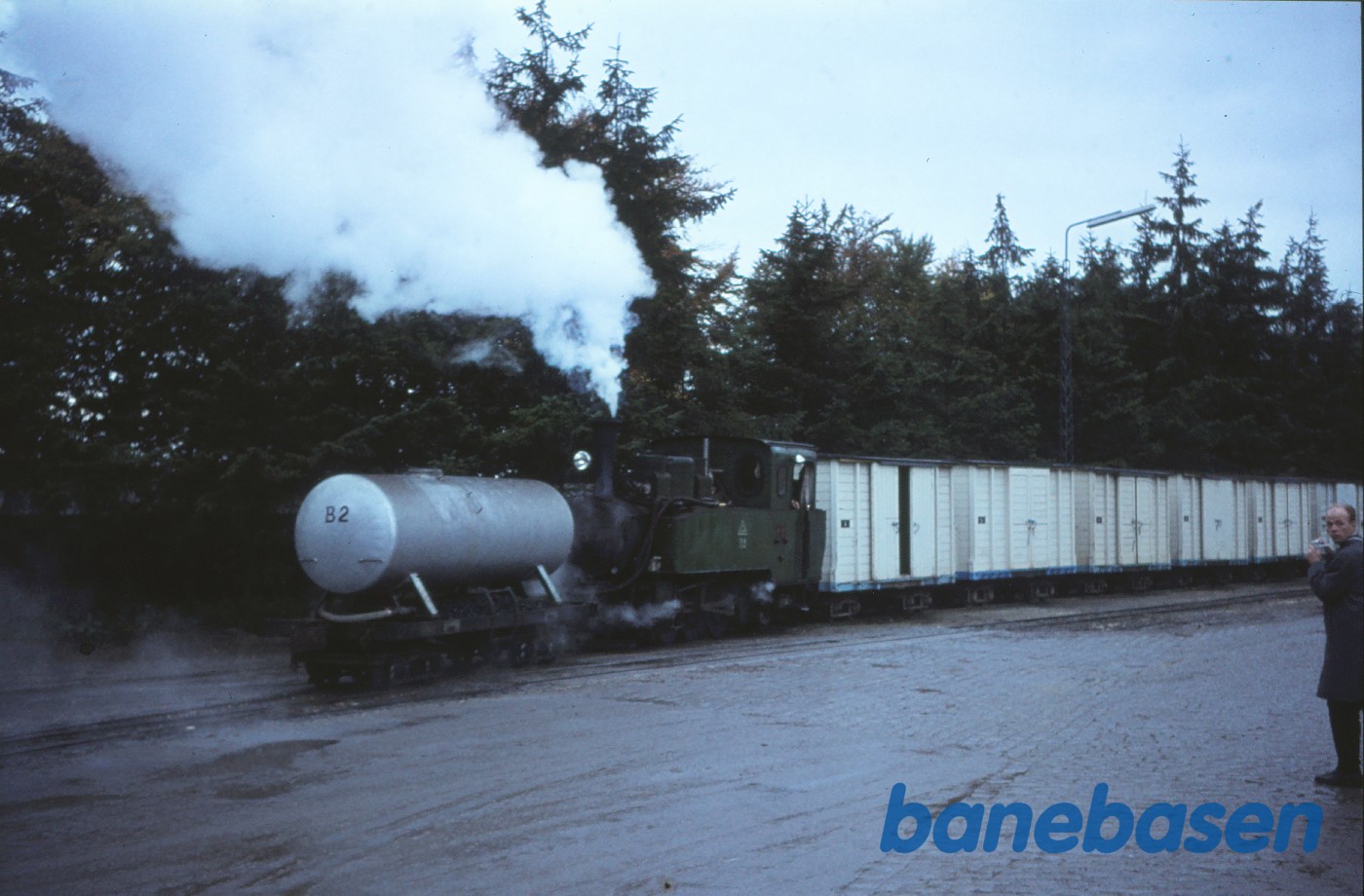 Damplokomotiv B 2 rangerer med lukkede godsvogne Damplokomotiv B 2 rangerer med lukkede godsvogne