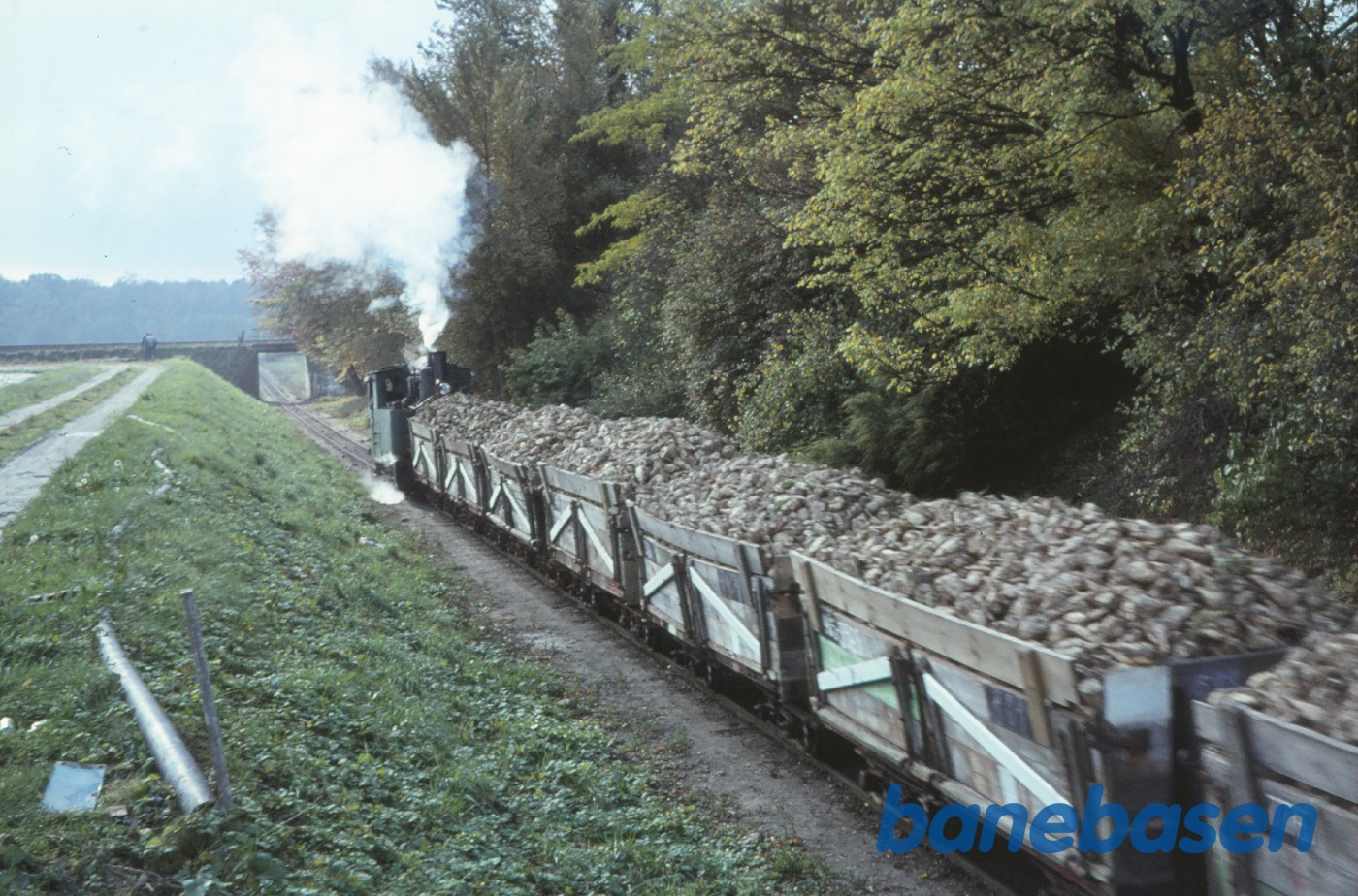 Damplokomotiv som skydelok på tog på vej til fabrikken Damplokomotiv som skydelok på tog på vej til fabrikken