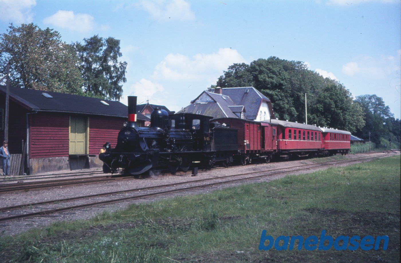 G 625 med udflugtstog G 625 med udflugtstog