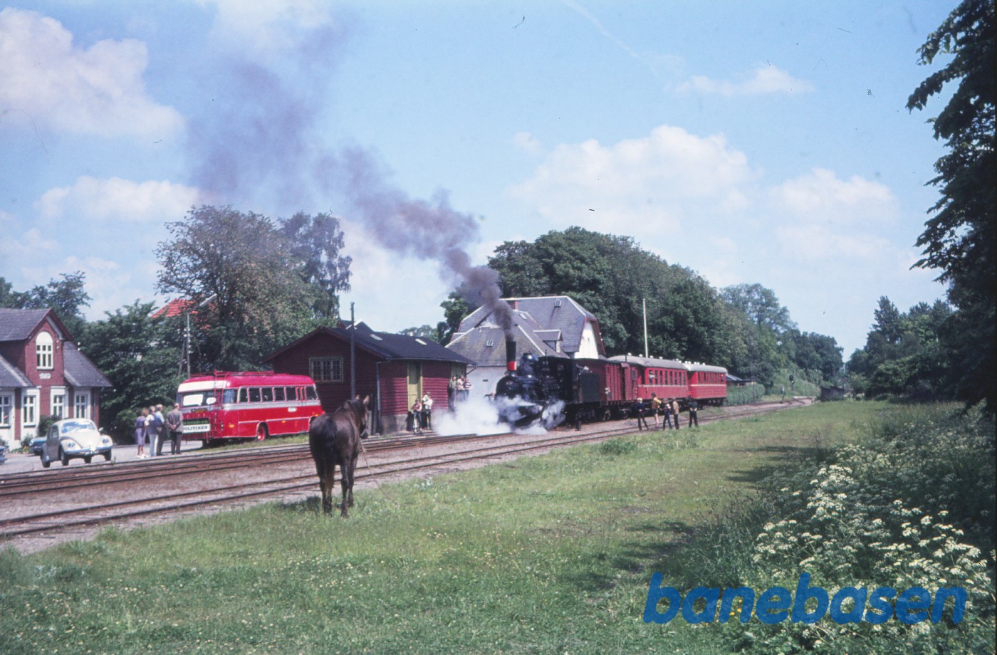 G 625 med udflugtstog G 625 med udflugtstog